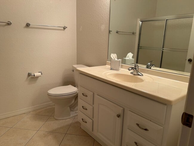 Building Photo - Charming 2 bedroom/ 2 bath condo