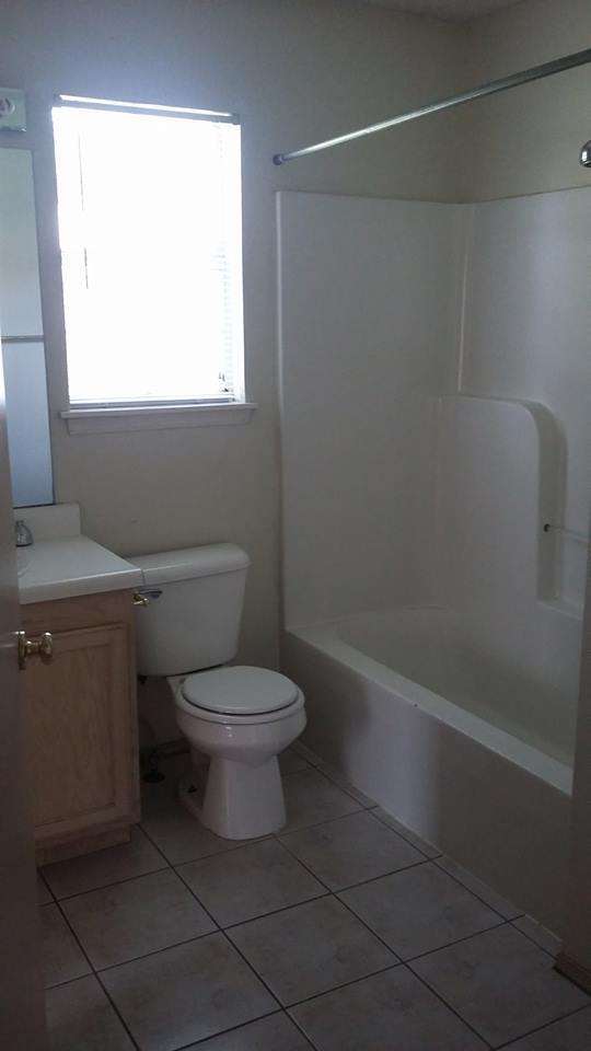 Building Photo - 212-214 Southwinds Drive