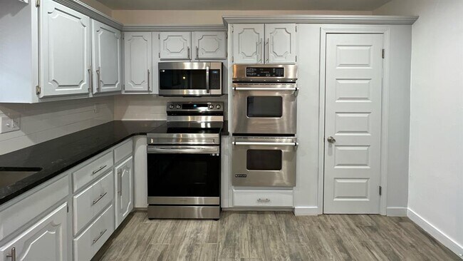 Building Photo - 12510 Maple Ridge Rd