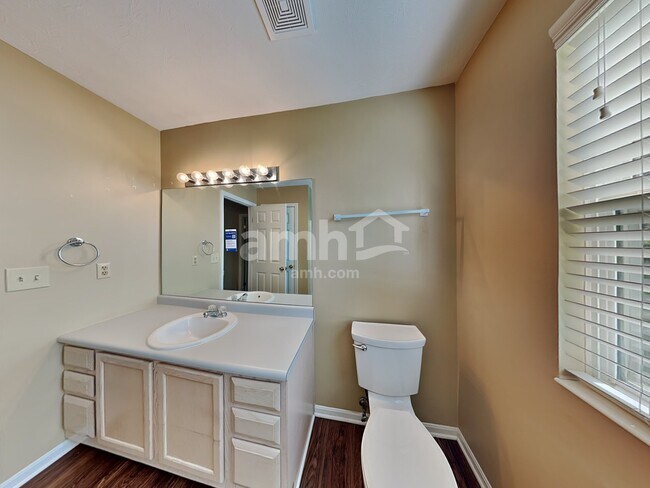 Building Photo - 545 Foxglove Ct