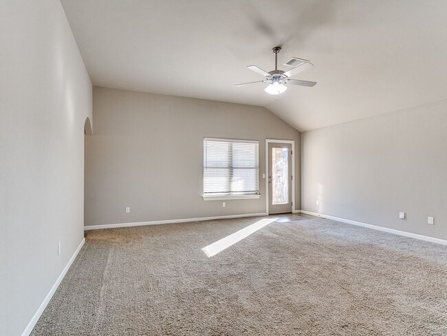 Building Photo - 3 bedroom, 2 bathroom, 2 car garage