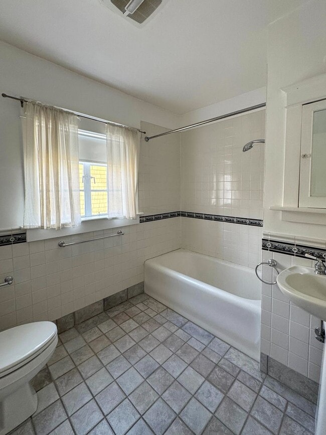 Building Photo - Stunning 4 Bed 4 Bath Haymount Home