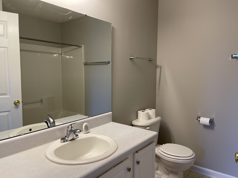 Building Photo - 105 Pelham Square Way
