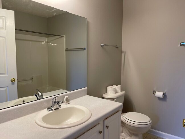 Building Photo - 105 Pelham Square Way