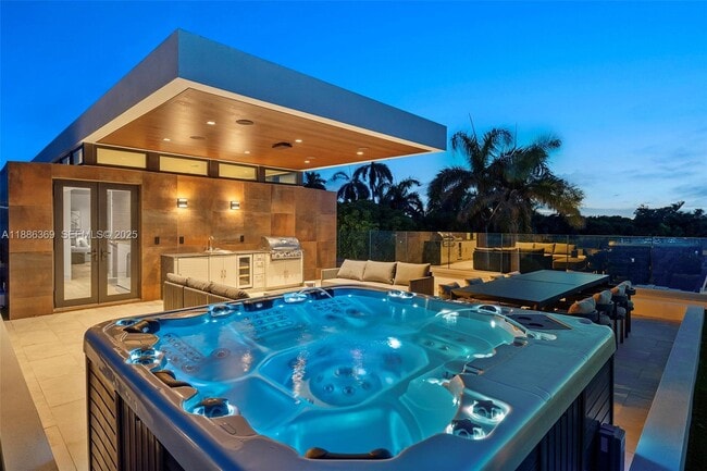 Building Photo - 3306 NE 16th St