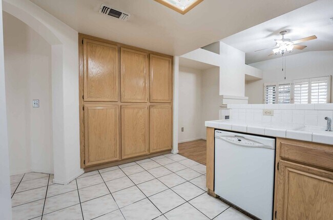 Building Photo - Stunning 3 Bedroom home!