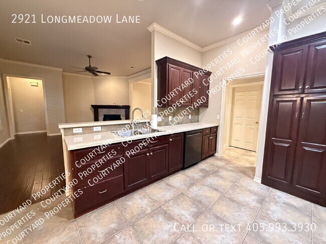 Building Photo - 2921 Longmeadow Ln