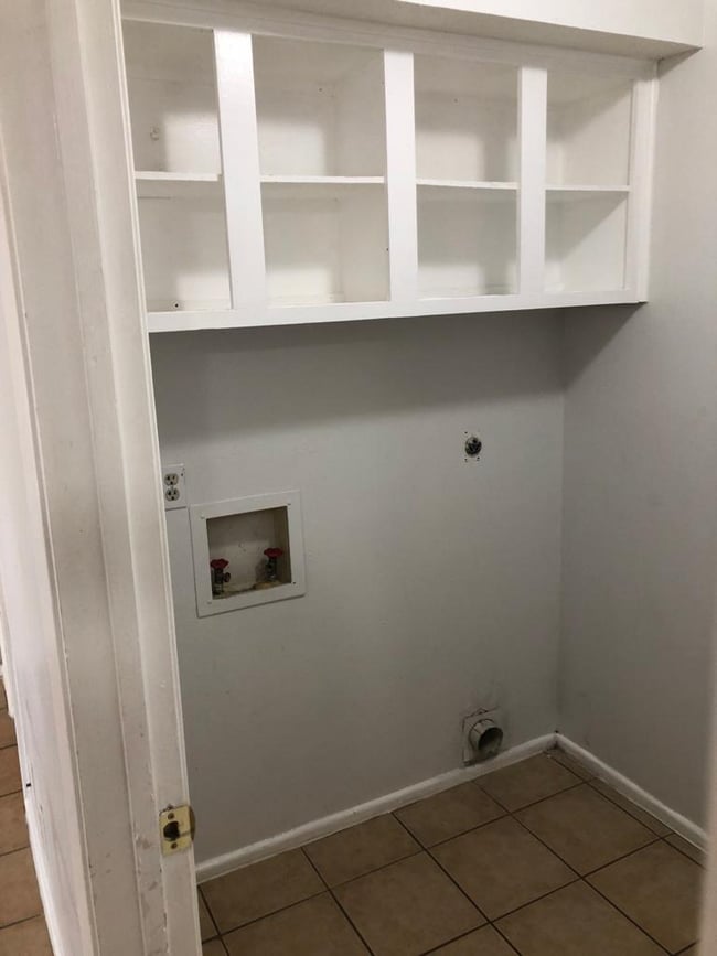 Building Photo - 2 bedroom/2 bathroom Apartment off Medical Dr & Babcock