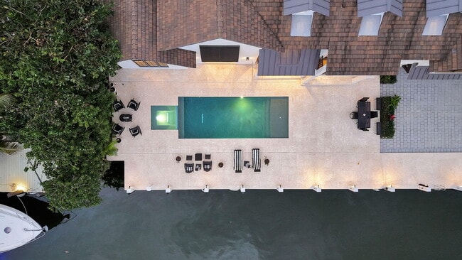 Building Photo - 400 Mola Ave