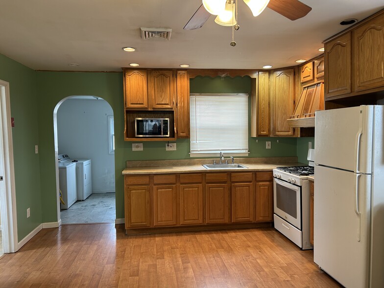 Building Photo - 702 Edmunds Ave