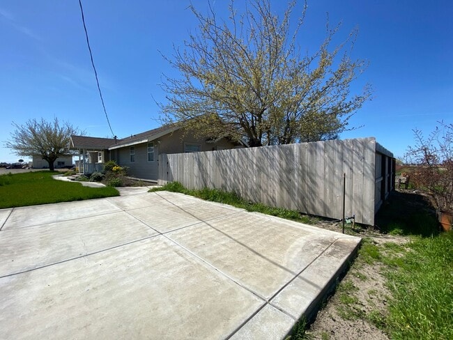 Building Photo - REDUCED!!! Beautiful (Secluded) 3 bedrooom...