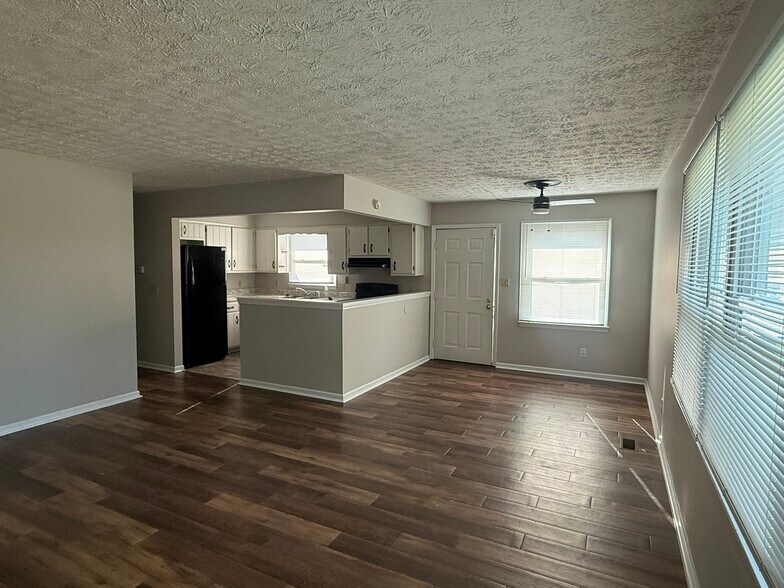 Building Photo - 8175 Old Farm Ln