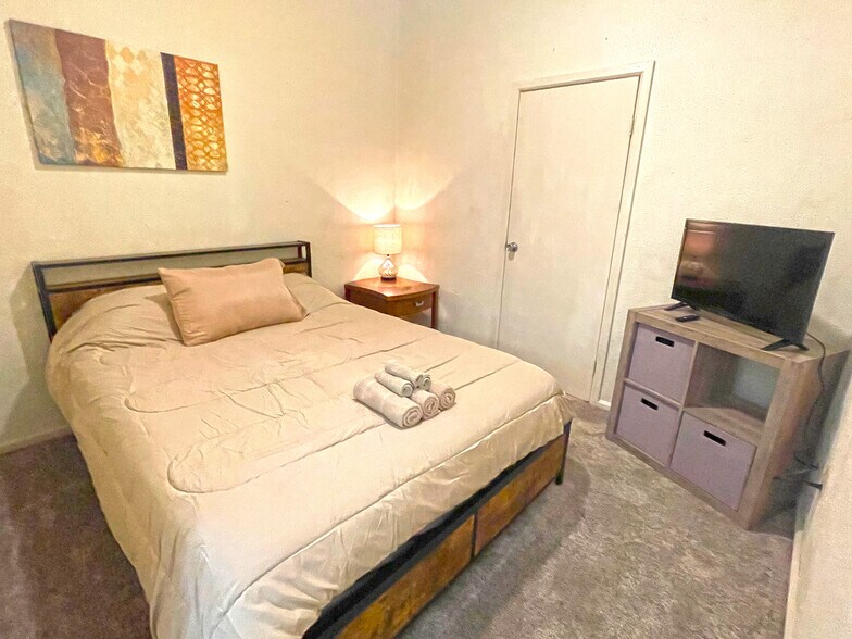 Queen Bed #2 - Linens and Towels Included - 651 Wheeling Ave