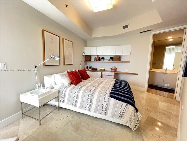 Building Photo - 15901 Collins Ave