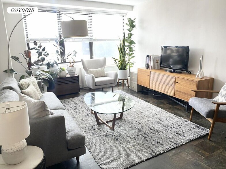 Building Photo - 305 E 40th St