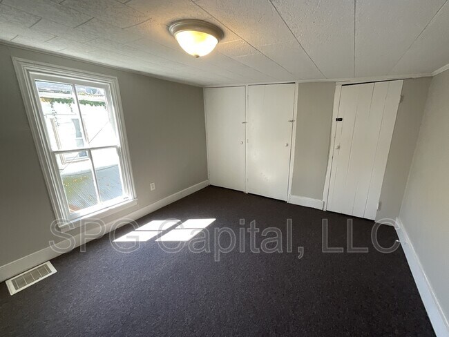 Building Photo - 437 E King St