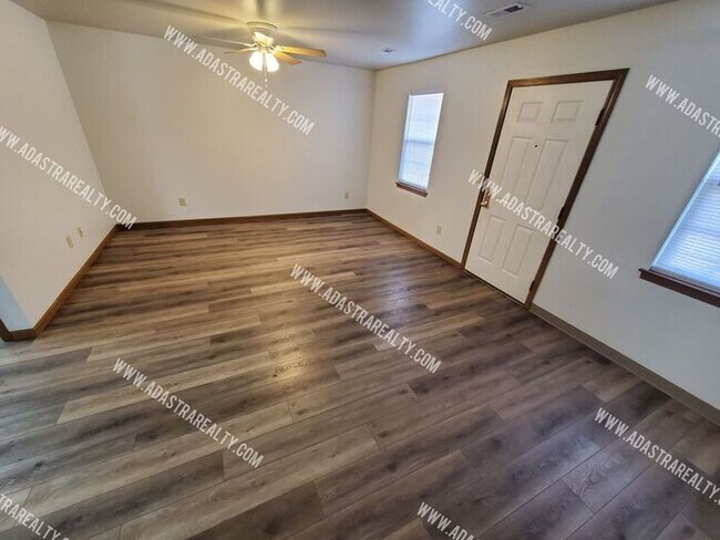 Building Photo - Affordable 2 Bedroom/2 Bath in Raymore-Available in MAY!!