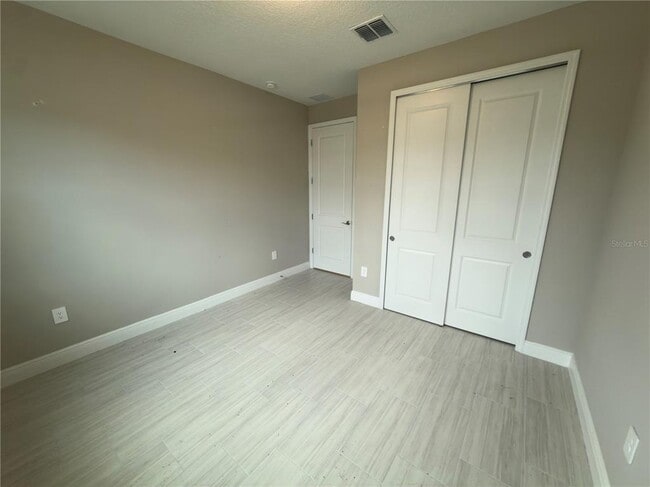 Building Photo - 2133 Divot Dr