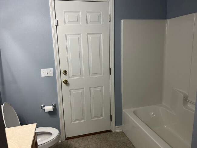 Building Photo - 4BR/3BA with privacy fenced backyard