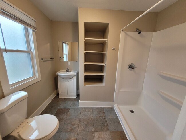 Building Photo - 2 Bedroom, 1 Bathroom home with front porch and fenced yard!