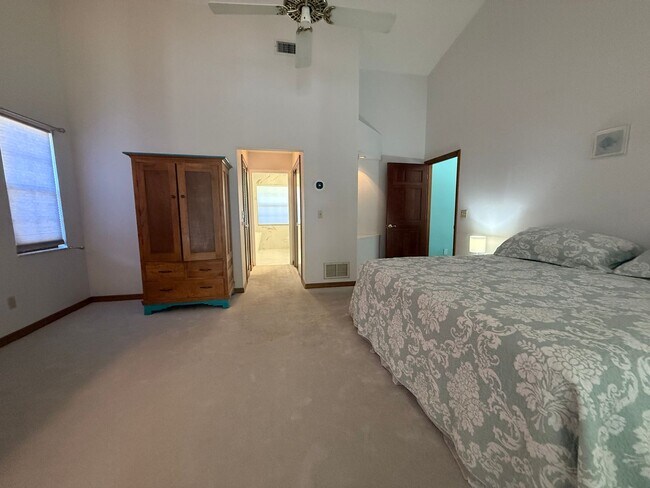 Building Photo - Beautiful 3 bedroom 2.5 bathroom pool home