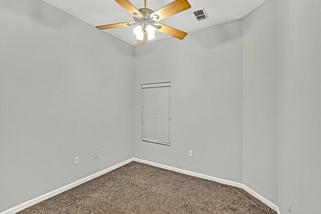 Building Photo - Great 2 bedroom/ 2 bathroom condo on the Southside