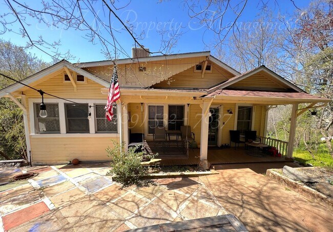 Primary Photo - Charming 2 Bedroom 2 Full Bathroom Home Ne...