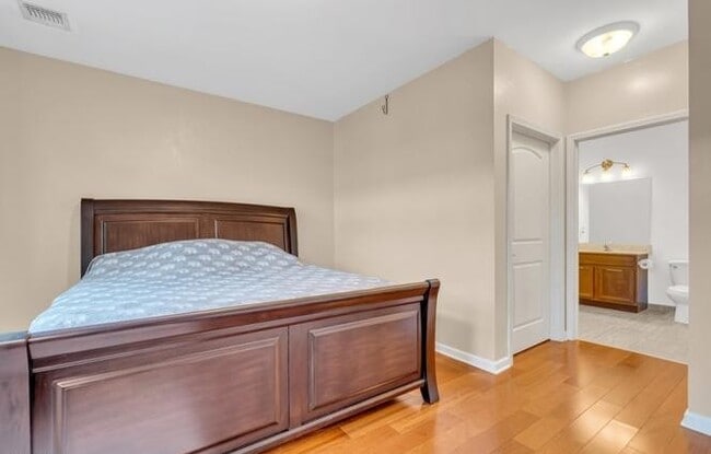 Building Photo - QQZiza