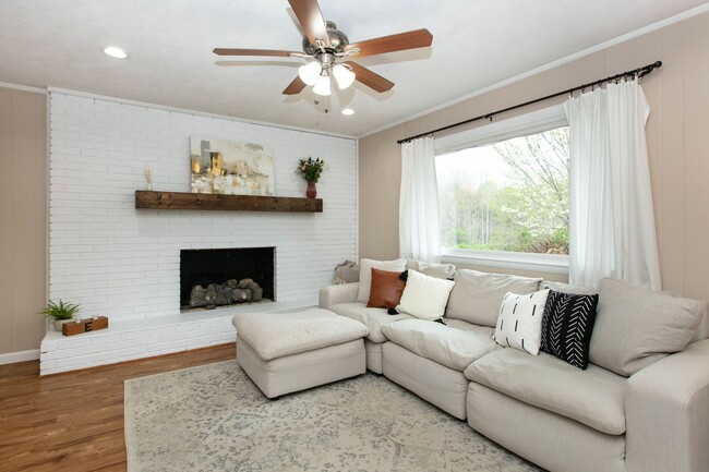 Building Photo - 3BR/2BA Home with Detached Garage – Fletch...
