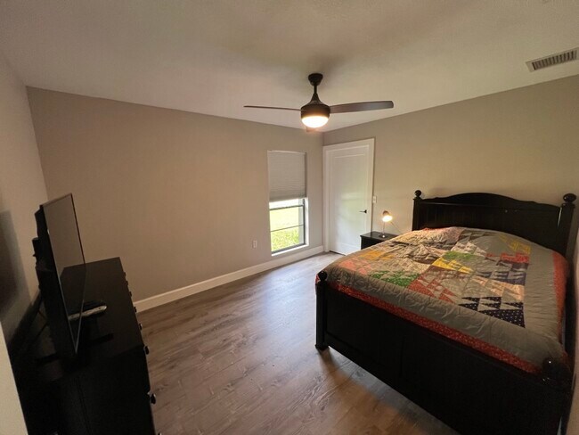 Building Photo - 652 Glenview Dr