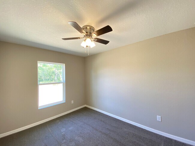 Building Photo - Desirable SW Ocala Neighborhood- 3/2/2 **WON"T LAST**