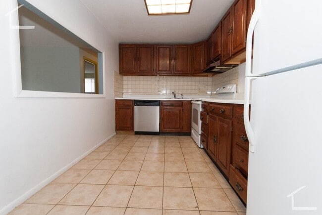 Building Photo - Massive Oak Square 2 Bed with Pool! Heat and Hot Water Included, No Fee!