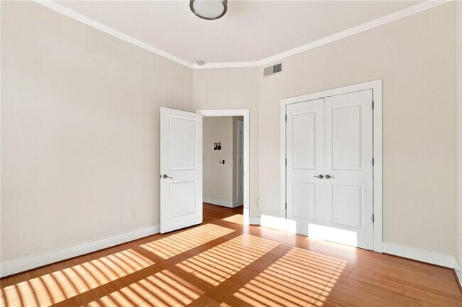 Building Photo - 933 Garrett St