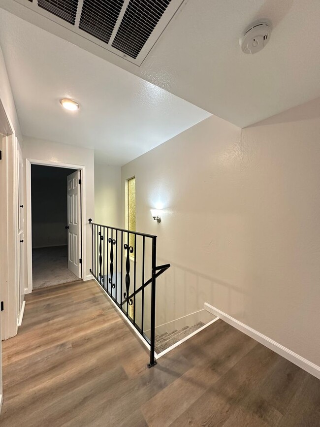 Building Photo - Upgraded Corner Townhouse - 2 bed/1.5 bath