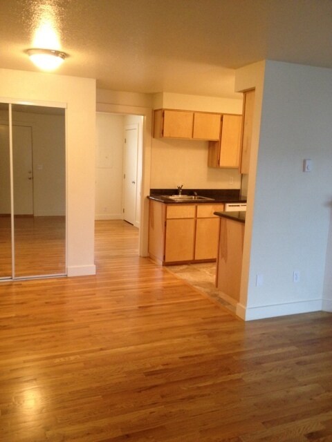 Building Photo - Remodel 1br Fireplace Hardwoods-Great ligh...