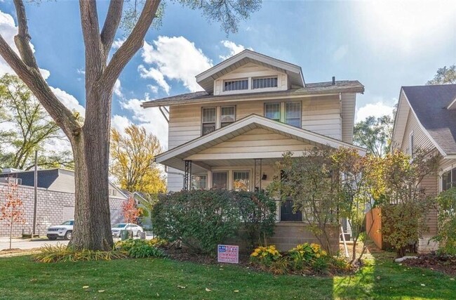 Building Photo - 203 Catalpa Dr