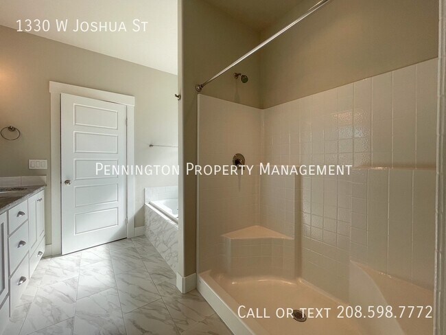 Building Photo - 1330 W Joshua St