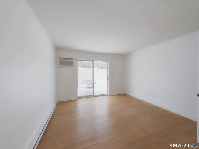 Building Photo - 8 Rose Ln