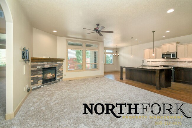 Building Photo - Desirable Star Home Coupled with Convenience