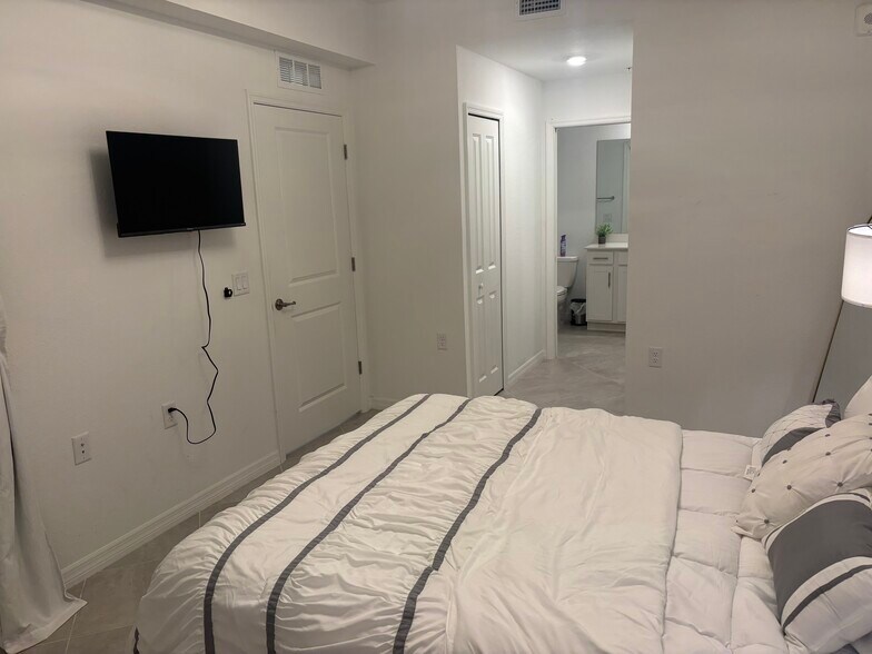 Building Photo - 14151 Heritage Landing Blvd