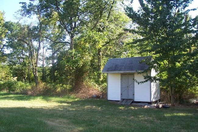 Building Photo - Country Living Near Commuter Routes