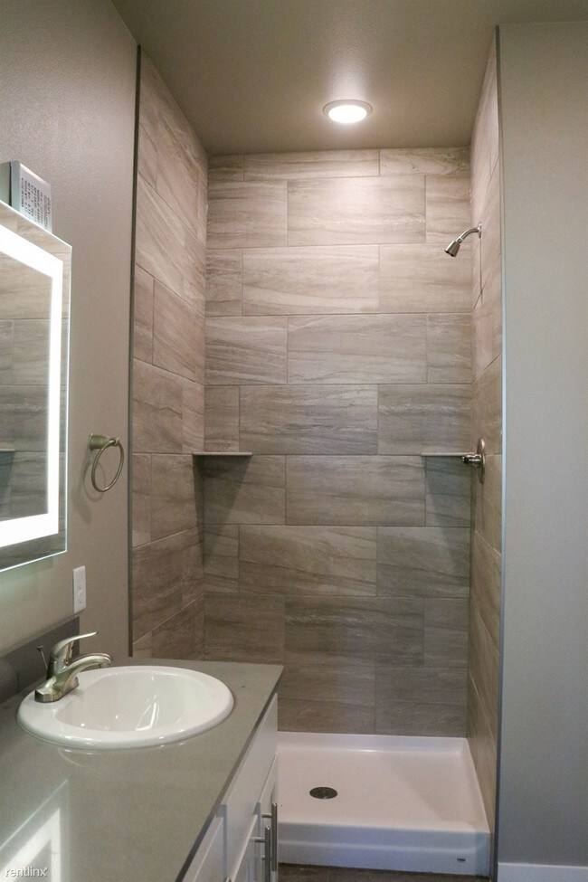 Building Photo - 2 br, 2 bath  - Maplewood Townhomes