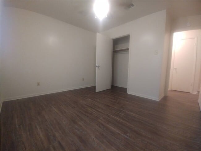 Building Photo - 703 San Saba Dr