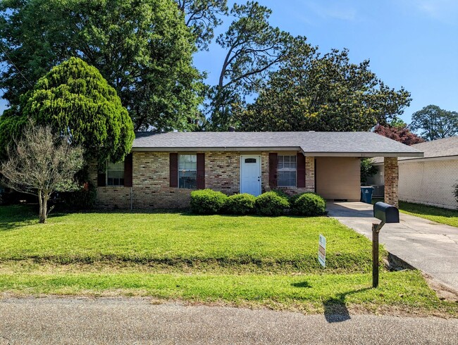 Primary Photo - CUTE 3/2 in Broadmoor Subdivision!