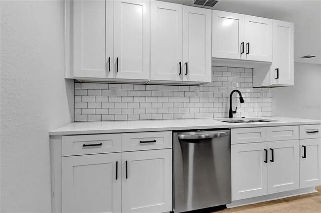 Building Photo - "Charming 2-Bed Duplex Retreat at 770 Scot...