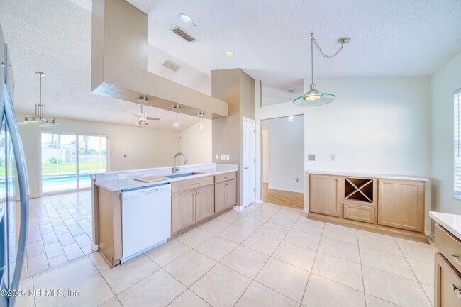 Building Photo - 5628 Loma Vista Dr W