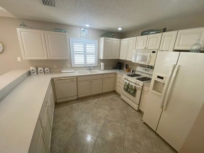 Building Photo - Beautiful Fully Furnished, SEASONAL RENTAL, Courtyard Villa In the Cottages at Summerchase