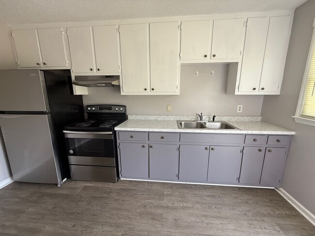 Building Photo - School St