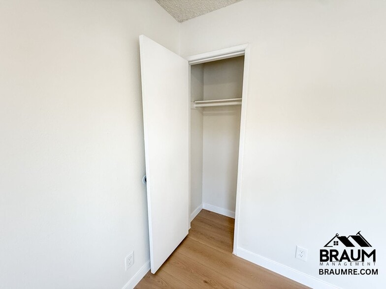 Building Photo - 14801 Delano St