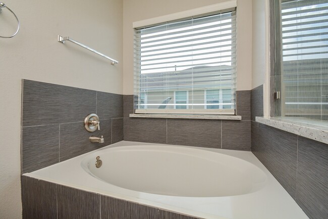 Building Photo - 16021 Summerville Lake Dr